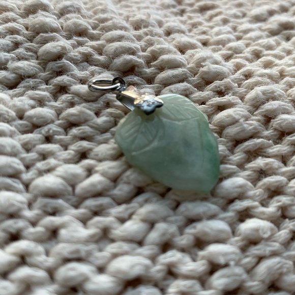 Jade acorn pendant on silver clasp - Picture 2 of 4